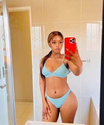 Страстная рыжая кошечка приглашает в гости и обещает по-настоящему яркое и запоминающееся время. Люблю долгие предварительные ласки и эксперименты в постели. Готовы попробовать со мной? 2876, 20 лет